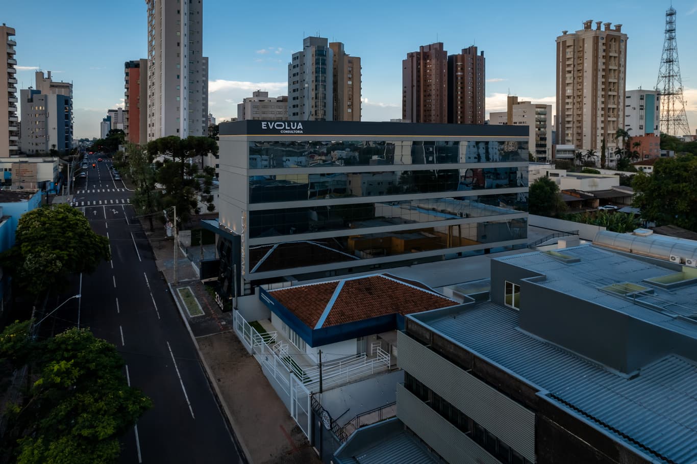 Vista aérea do edifício-sede do Grupo Evolua em Cascavel, com letreiro Evolua no topo